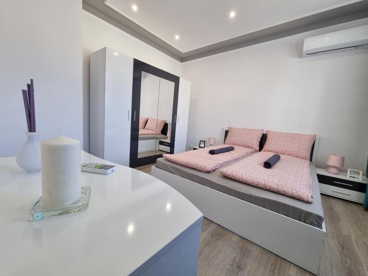 Luxury Two Bedroom Crown Apartment *